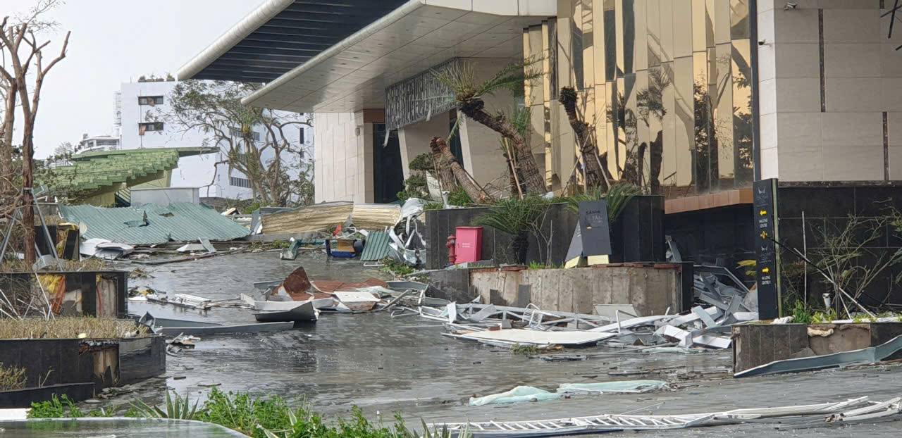 Nhiều khách sạn lớn ở Hạ Long, tỉnh Quảng Ninh bị thiệt hại nặng trong bão số 3. Ảnh: Nguyễn Hùng