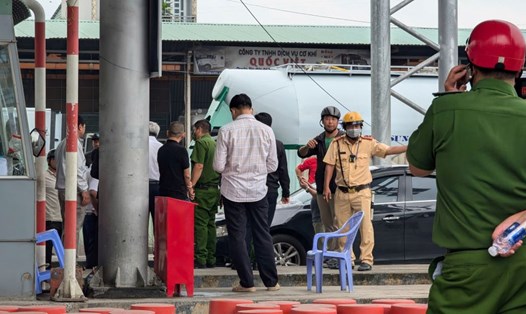 Ngày đầu thu phí BOT Phú Hữu ở TPHCM, lực lượng chức năng có mặt đảm bảo trật tự tại đây.