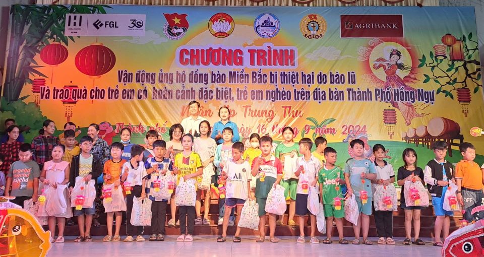 Trao 700 phần quà Trung thu cho học sinh khó khăn, trẻ em nghèo, con cán bộ, công nhân, viên chức, lao động thành phố Hồng Ngự. Ảnh: Quốc Tín