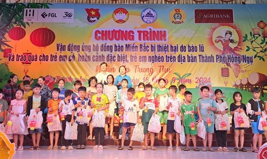 Trao 700 phần quà Trung thu cho học sinh khó khăn, trẻ em nghèo, con cán bộ, công nhân, viên chức, lao động thành phố Hồng Ngự. Ảnh: Quốc Tín