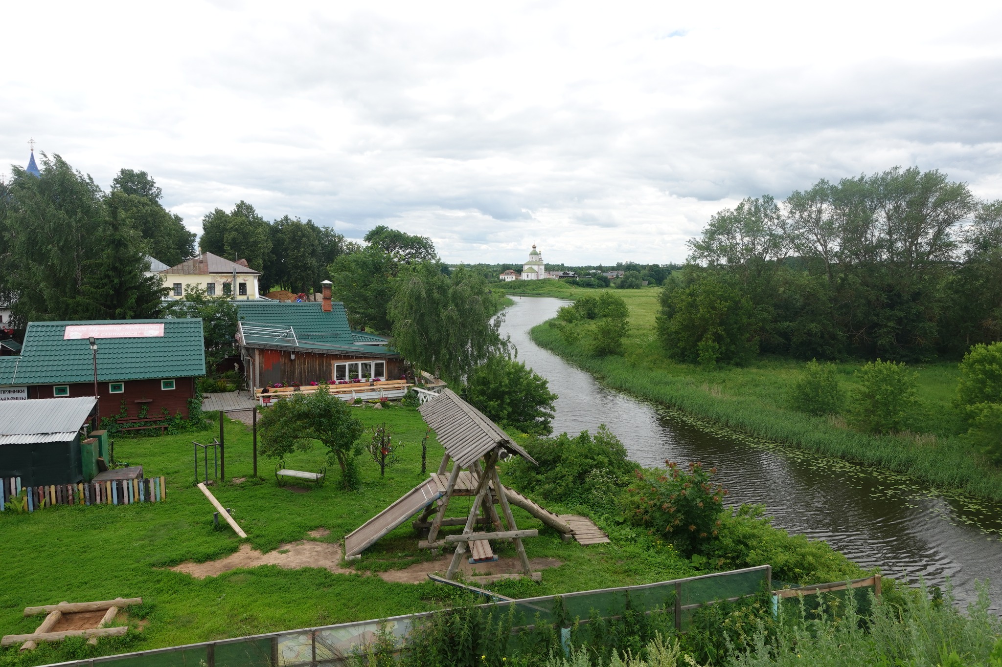 Khung cảnh bình yên ở thành phố Suzdal, một trong những điểm đến nổi tiếng trên Vành đai Vàng của Nga. Cả thành phố này được ví như bảo tàng mở. Nơi đây không có nhà ga xe lửa, không có nhà máy sản xuất công nghiệp nặng... do đó giữ trọn nét kiều diễm của thiên nhiên và những công trình kiến trúc tuyệt đẹp. Ảnh: NVCC