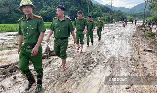 Công tác khắc phục thiệt hại, tìm kiếm nạn nhân mất tích tại Lào Cai đang được khẩn trương tiến hành. Ảnh: Đinh Đại