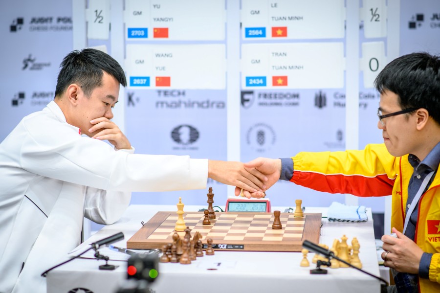 Khoanh khac Dinh Lap Nhan chap nhan thua Le Quang Liem. Anh: FIDE