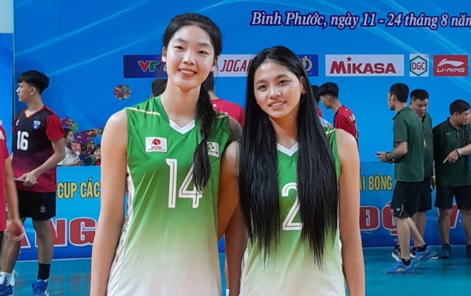 Chủ công Quỳnh Hương (trái) và chuyền hai Vân Anh của đội bóng chuyền nữ U23 Binh chủng Thông tin. Ảnh: BCTT