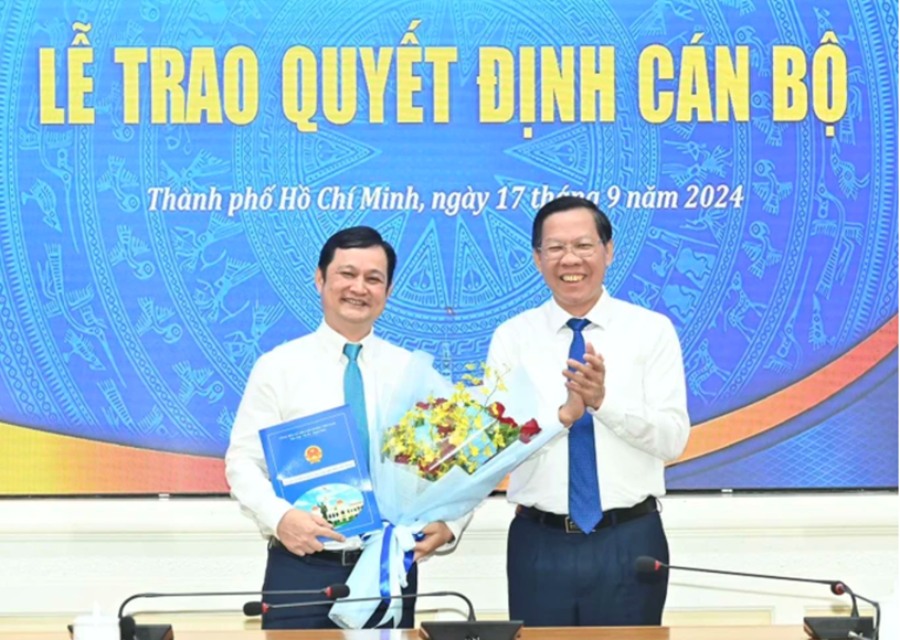 Ong Phan Van Mai trao quyet dinh va tang hoa chuc mung ong Kieu Nam Thanh. Anh: Viet Dung