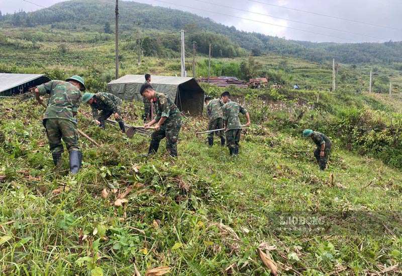 Lực lượng quân đội dọn dẹp và dựng nhà bạt làm nơi ở tạm cho người dân. Ảnh: Phương Quyền.