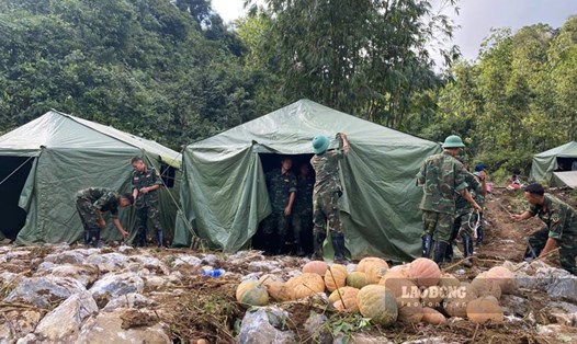 Quân đội đang dựng nhà bạt để người dân Cao Bằng ở tạm, chờ nơi ở mới xây xong. Ảnh: Phương Quyền.