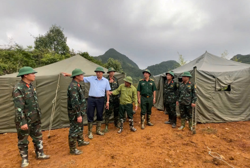 Phó Chủ tịch UBND tỉnh Cao Bằng Hoàng Văn Thạch (thứ 3 từ trái sang) kiểm tra nơi dựng nhà bạt. Ảnh: Hoài An.