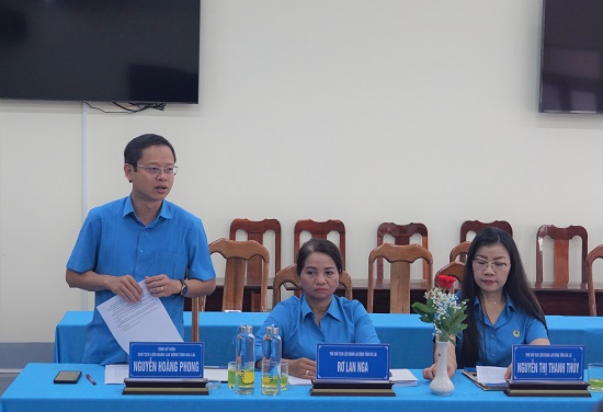 Chủ tịch Liên đoàn Lao động tỉnh Gia Lai Nguyễn Hoàng Phong phát biểu tại hội nghị. Ảnh: Thanh Tuấn 