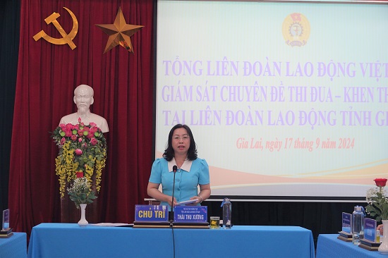 Phó Chủ tịch Thường trực Tổng Liên đoàn Lao động Việt Nam Thái Thu Xương làm việc với Liên đoàn Lao động tỉnh Gia Lai về việc giám sát chuyên đề Thi đua – Khen thưởng. Ảnh: Thanh Tuấn 