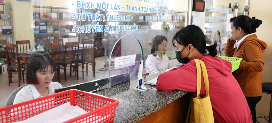 Số người rút bảo hiểm xã hội một lần ở Quảng Ngãi đang ngày càng gia tăng. Ảnh: Viên Nguyễn