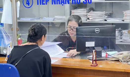 Cán bộ BHXH Việt Nam tư vấn cho người lao động về chế độ bảo hiểm thất nghiệp. Ảnh: Hà Anh