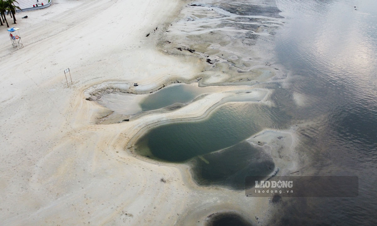 Xuất hiện 2 hố sâu tại bãi tắm Hòn Gai, TP Hạ Long, tỉnh Quảng Ninh. Ảnh: Đoàn Hưng