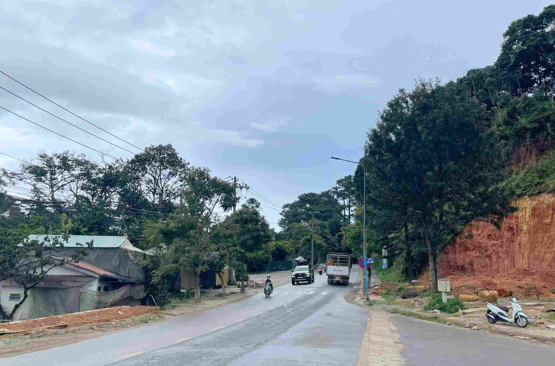 Chủ đầu tư dự án đường Cam Ly - Phước Thành đang xin lùi tiến độ về đích vì chưa có mặt bằng sạch để triển khai thi công về đích trong năm 2024. Ảnh: Phạm Quang