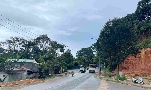 Chủ đầu tư dự án đường Cam Ly - Phước Thành đang xin lùi tiến độ về đích vì chưa có mặt bằng sạch để triển khai thi công về đích trong năm 2024. Ảnh: Phạm Quang