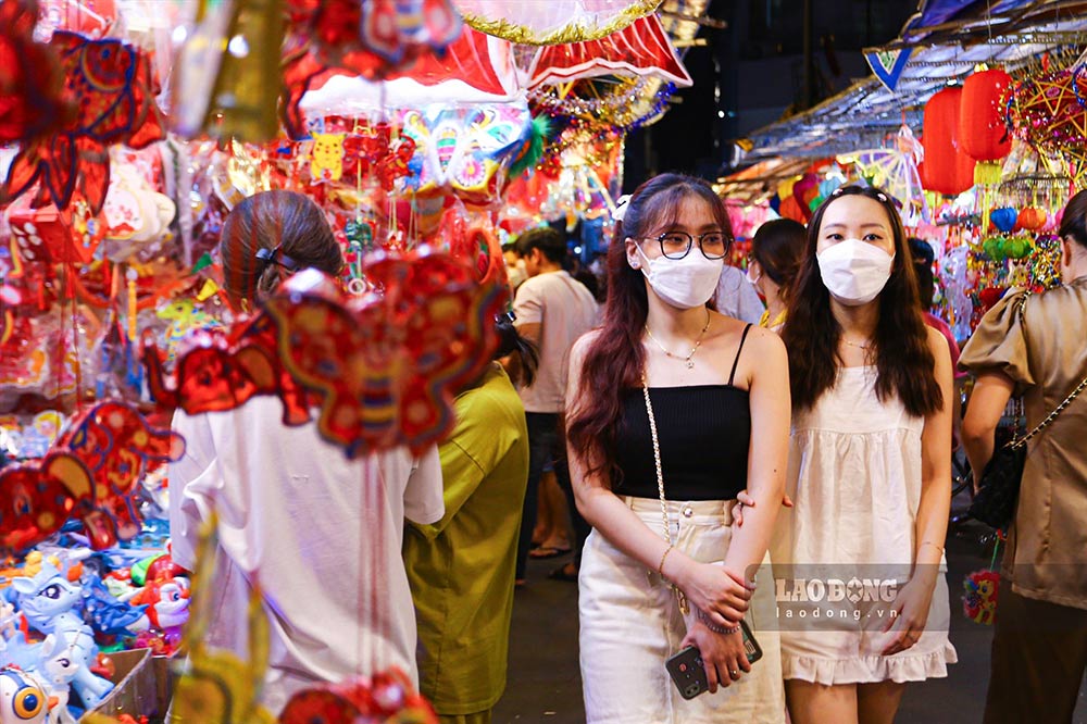 Pho long den Luong Nhu Hoc (Quan 5) duoc menh danh la pho long den lon nhat TP Ho Chi Minh, soi dong moi mua Trung thu. Anh: Thanh Vu