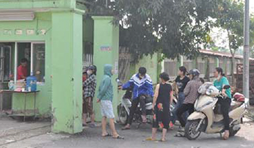 Công nhân bị nợ BHXH túc trực tại Công ty TNHH T.T.B Việt Nam MFG (Bắc Giang) để bảo vệ tài sản, chờ hướng giải quyết vụ việc. Ảnh: Hương Hân