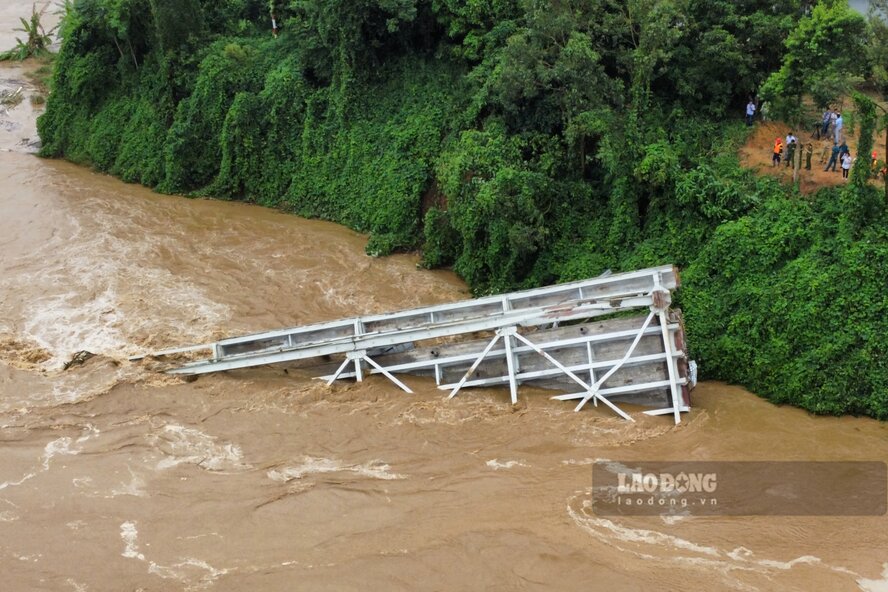 Hiện trường ghi nhận vụ sập cầu Phong Châu ngày 9.9. Ảnh: Tô Công.