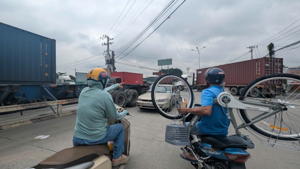 Giao thong un u khi qua tram BOT Phu Huu (TP Thu Duc) trong sang 17.9. Anh: Anh Tu