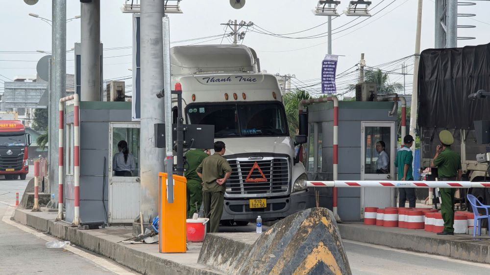 Lực lượng chức năng có mặt để đảm bảo trật tự tại trạm thu phí BOT Phú Hữu. 