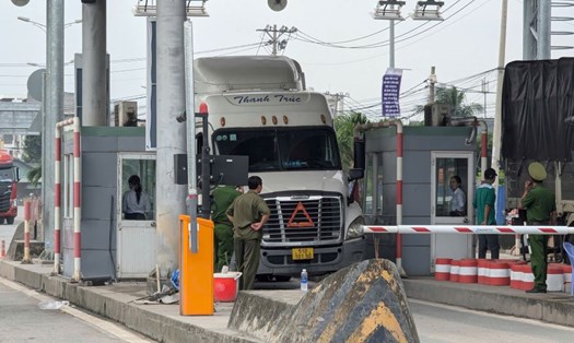 Lực lượng chức năng có mặt để đảm bảo trật tự tại trạm thu phí BOT Phú Hữu.