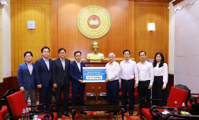 Samsung Việt Nam trao tặng 10 tỉ đồng hỗ trợ các tỉnh miền Bắc khắc phục hậu quả bão lũ. Ảnh: Trà My