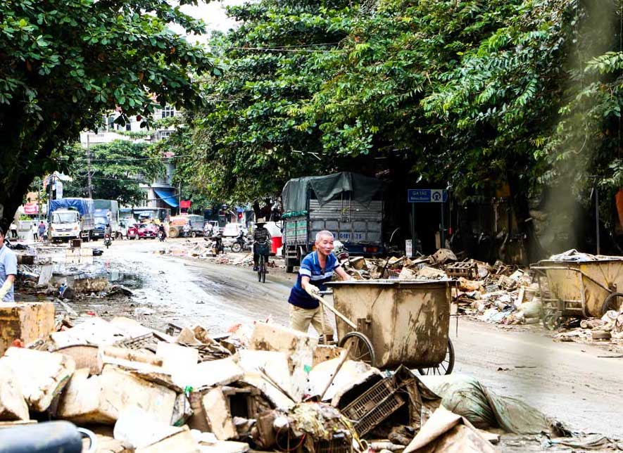 Nhung ngay qua, do anh huong cua hoan luu bao so 3, TP Yen Bai co mua to, keo dai nhieu ngay khien nuoc song Thao dang cao, tuyen pho nhu Thanh Nien, Dien Bien, Hoang Hoa Tham, Tran Hung Dao, Tran Quang Khai bi ngap lut nghiem trong.