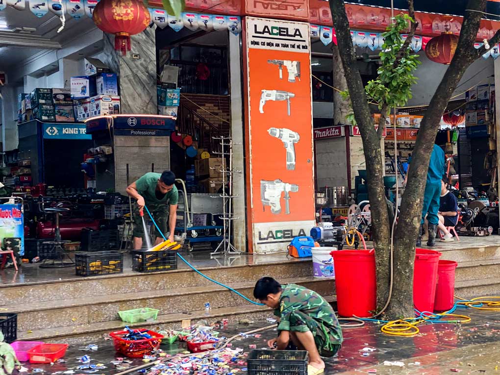 Thoi gian qua, sau khi nuoc lu rut, dong dao luc luong doan vien, thanh nien cac doan co so va Nhan dan tren dia ban thanh pho Lao Cai cung nhau don ve sinh, khac phuc hau qua sau lu. Trong do, cong tac khac phuc hau qua lu lut duoc trien khai chu yeu tai 3 phuong: Coc Leu, Kim Tan, Lao Cai tai mot so tuyen duong, nhu: An Duong Vuong, Soi Tien, Hong Ha, Cao Lo, Minh Khai, duong bo ke phuong Lao Cai. Day la khu vuc chiu anh huong nang cua hoan luu bao so 3 gay ngap lut, uoc tinh hang tram ho bi thiet hai ve tai san. Tuy nuoc da rut nhung van de lai mot luong lon bun dat gay kho khan cho cong tac ve sinh moi truong.