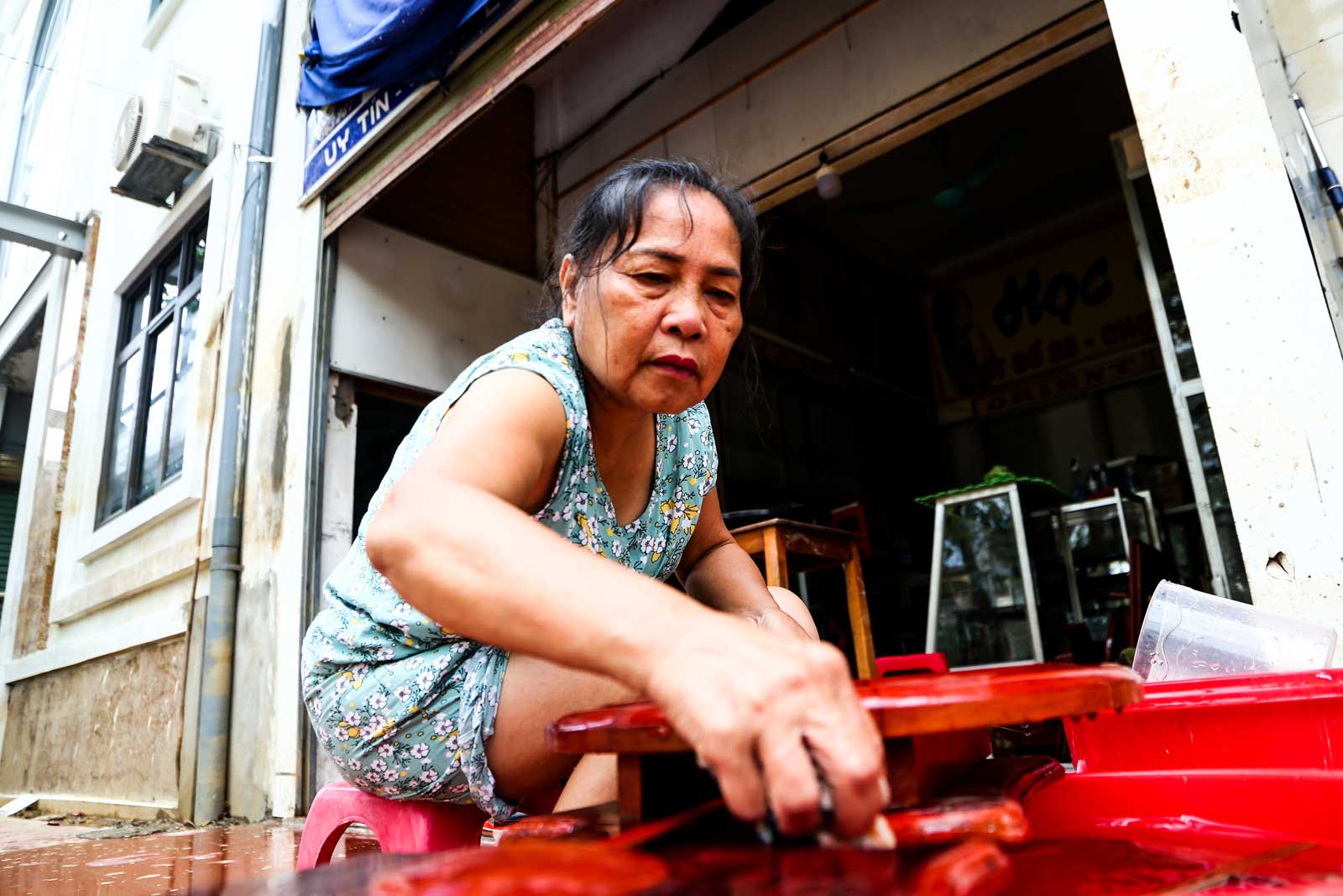 Ba Su khong giau noi ve lo lang: “Hau het toan bo dong ho cua cua hang deu ngap nuoc hu hong, bay gio toi va chong lau chui xem con cuu duoc chiec nao khong, cua hang se khac phuc som de hoat dong phuc vu quy khach“.