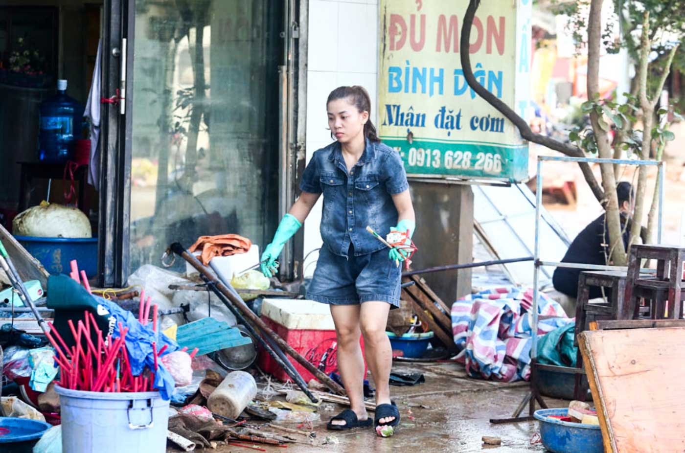 Theo ghi nhan cua Lao Dong ngay 17.9, sau khi nuoc rut, tai cac tuyen pho nay, khong kho de bat gap canh cac gia dinh dang tich cuc don dep, khac phuc hau qua sau lu.