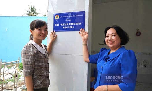 Bàn giao nhà Mái ấm Công đoàn cho đoàn viên Thiêm. Ảnh: Mỹ Linh
