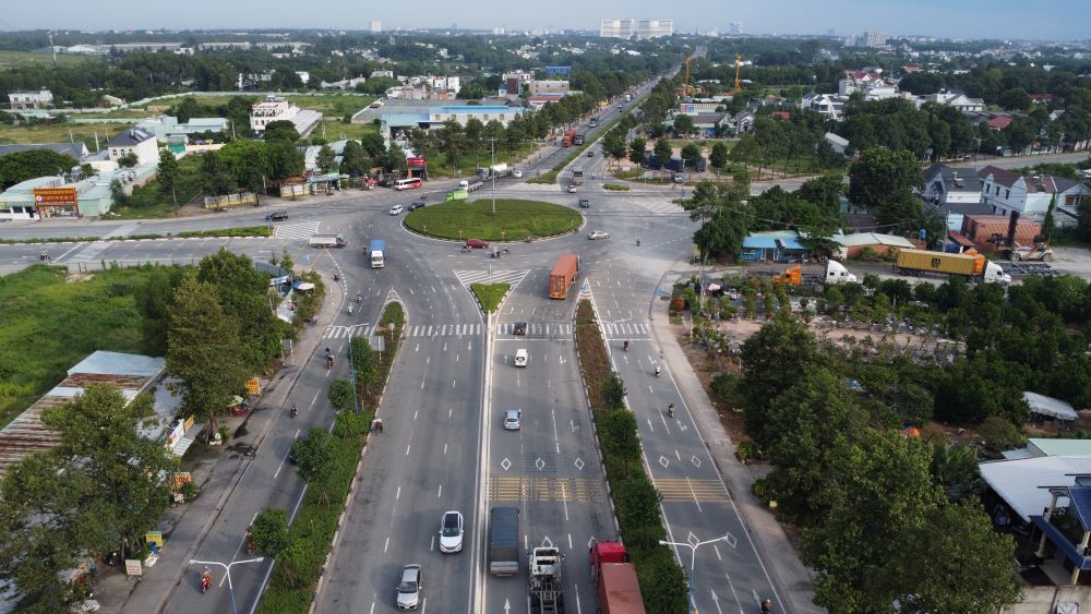 Tai vong xoay Dinh Hoa, duong My Phuoc Tan Van huong ve Bau Bang da duoc dau tu xay dung 10 lan xe, phia ben kia chi co 6 lan. Anh: Dinh Trong