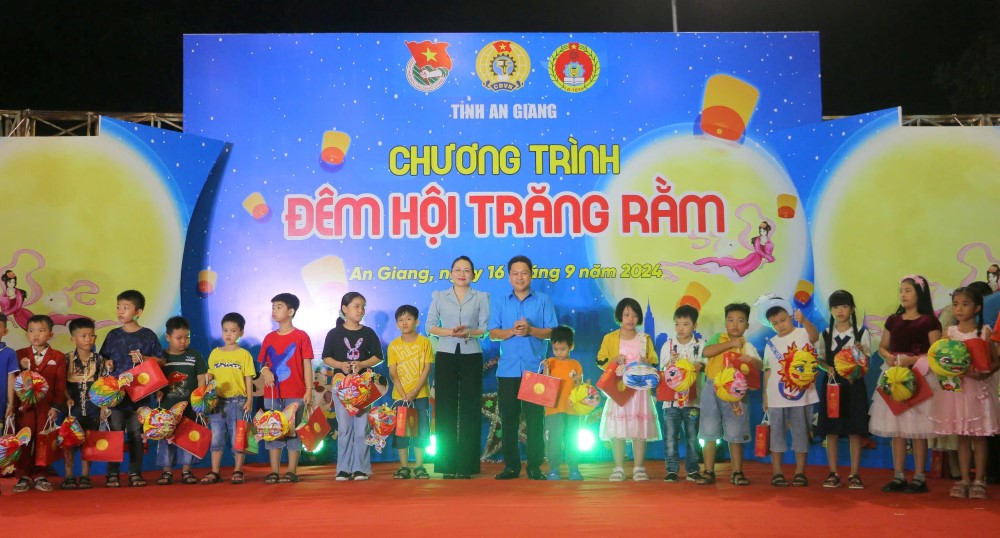 Chuong trinh Dem hoi trang ram nam 2024 cho cac em thieu nhi tinh An Giang dip Tet Trung thu. Anh: LDLD tinh An Giang.