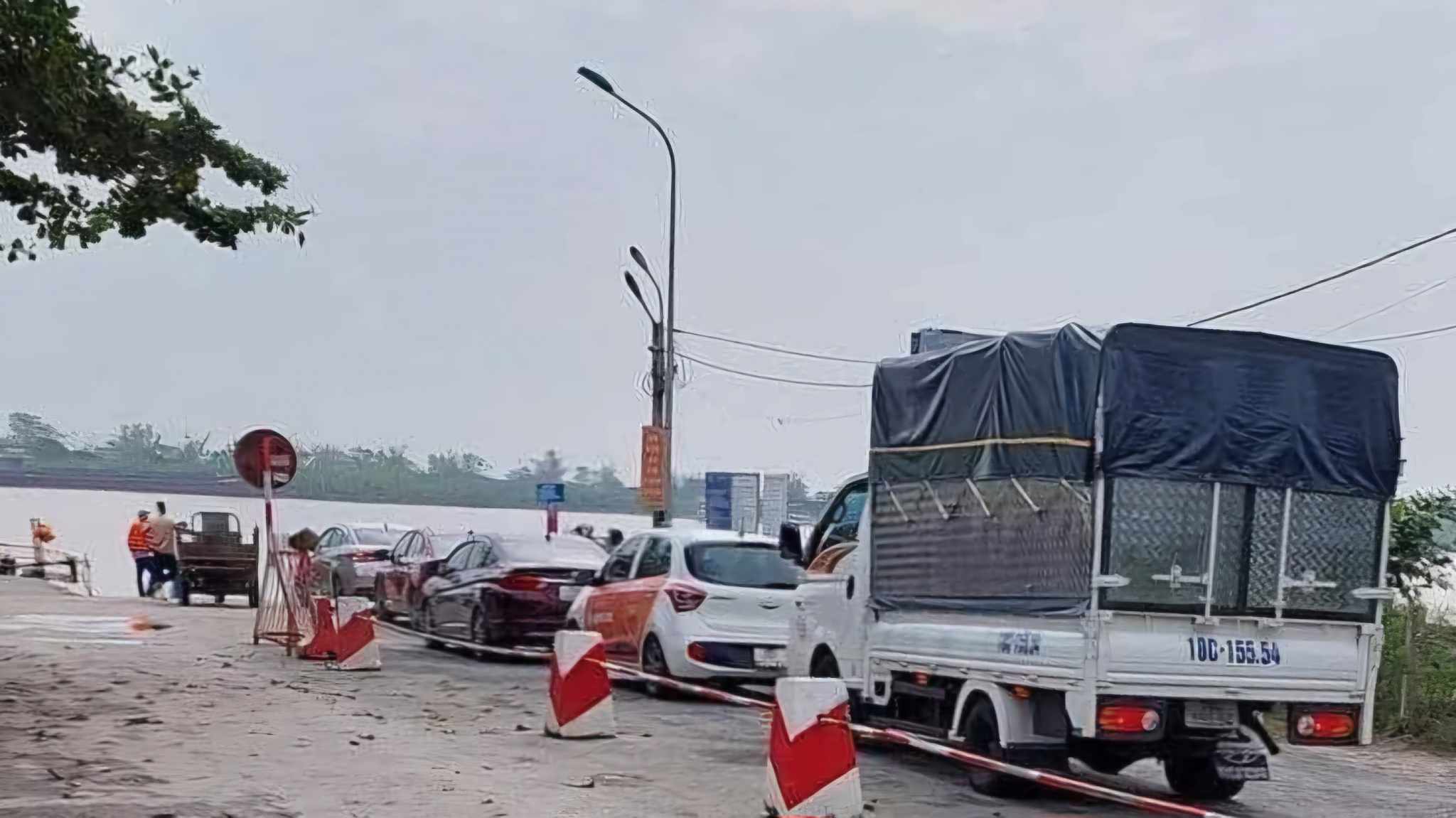 Phà Sa Cao trên sông Hồng nối tỉnh Thái Bình với Nam Định mới chính thức bắt đầu hoạt động trở lại từ trưa 17.9. Ảnh: Nam Hồng