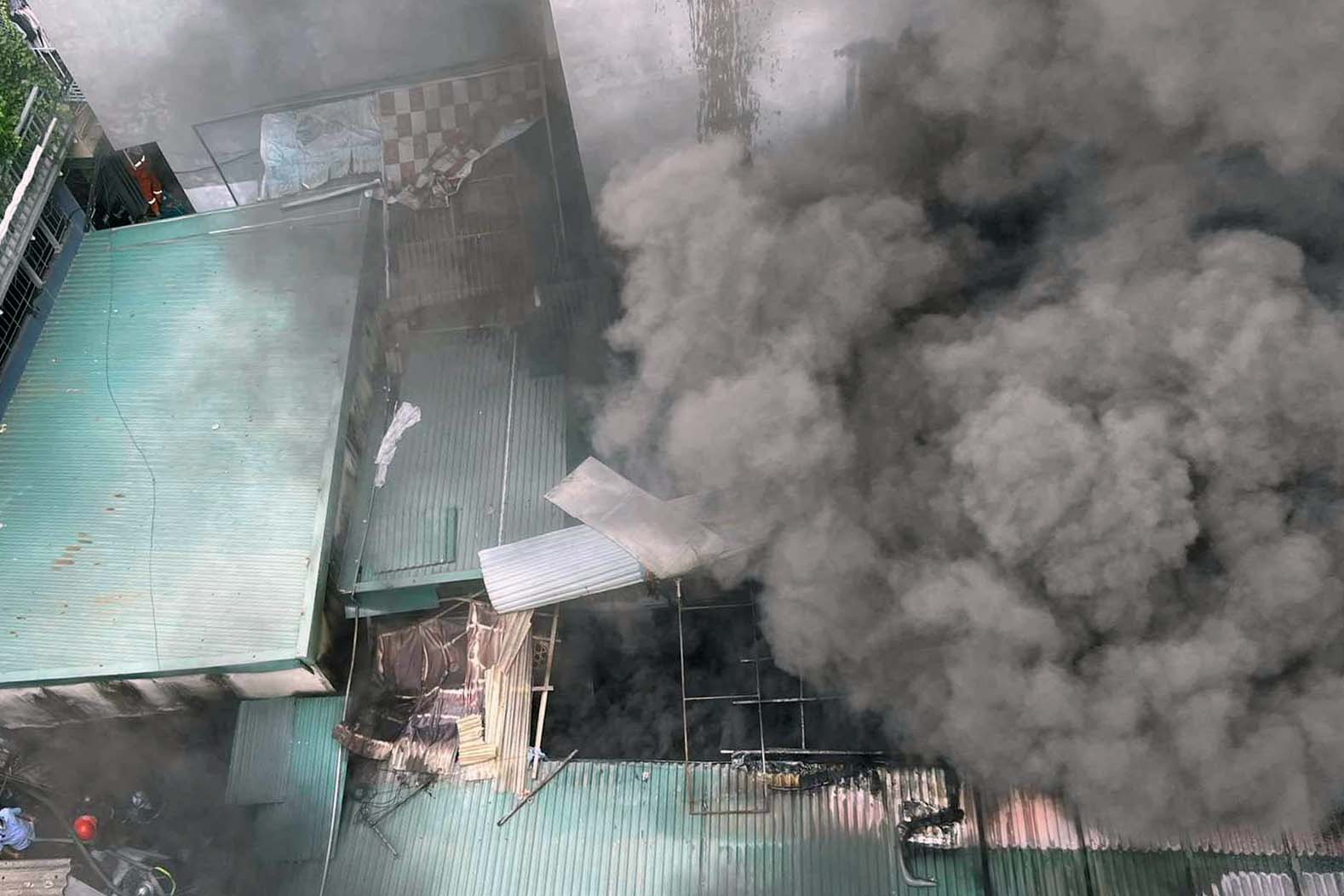 Khói bốc lên cuồn cuộn. Ảnh: Bùi Anh Hùng