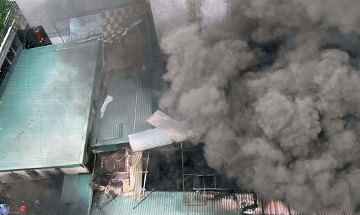 Khói bốc lên cuồn cuộn. Ảnh: Bùi Anh Hùng