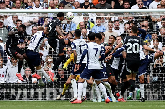 Tottenham tiếp tục để thua từ một tình huống cố định.  Ảnh: AFP