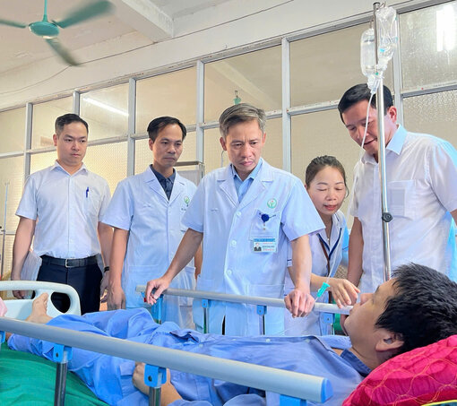 Các bác sĩ Bệnh viện Hữu nghị Việt Đức hỗ trợ người dân Lào Cai sau cơn bão số 3. Ảnh: BVCC