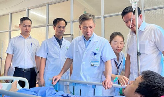 Các bác sĩ Bệnh viện Hữu nghị Việt Đức hỗ trợ người dân Lào Cai sau cơn bão số 3. Ảnh: BVCC