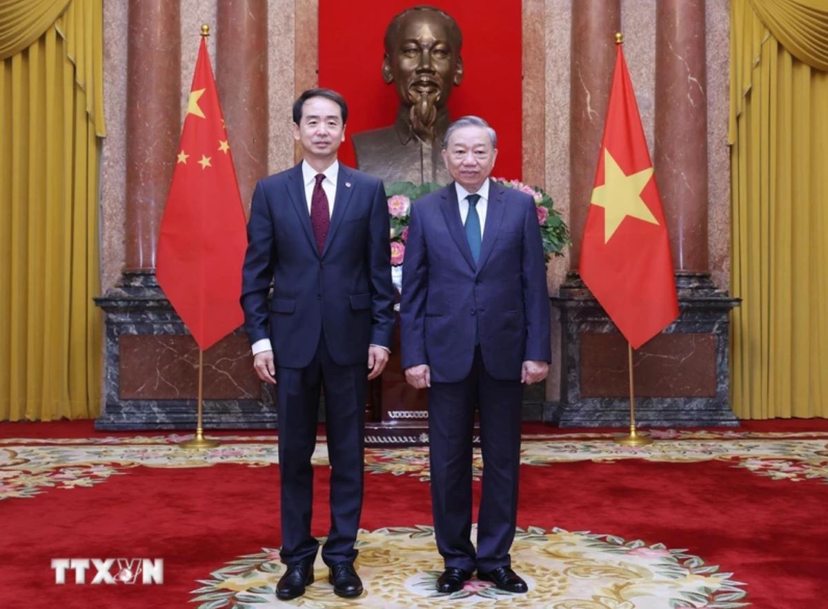 Tổng Bí thư, Chủ tịch nước Tô Lâm và Đại sứ Trung Quốc Hà Vĩ. Ảnh: TTXVN