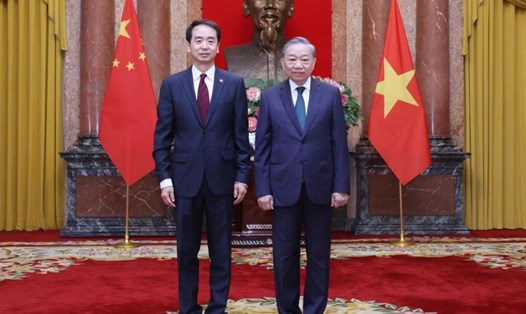 Tổng Bí thư, Chủ tịch nước Tô Lâm và Đại sứ Trung Quốc Hà Vĩ. Ảnh: TTXVN