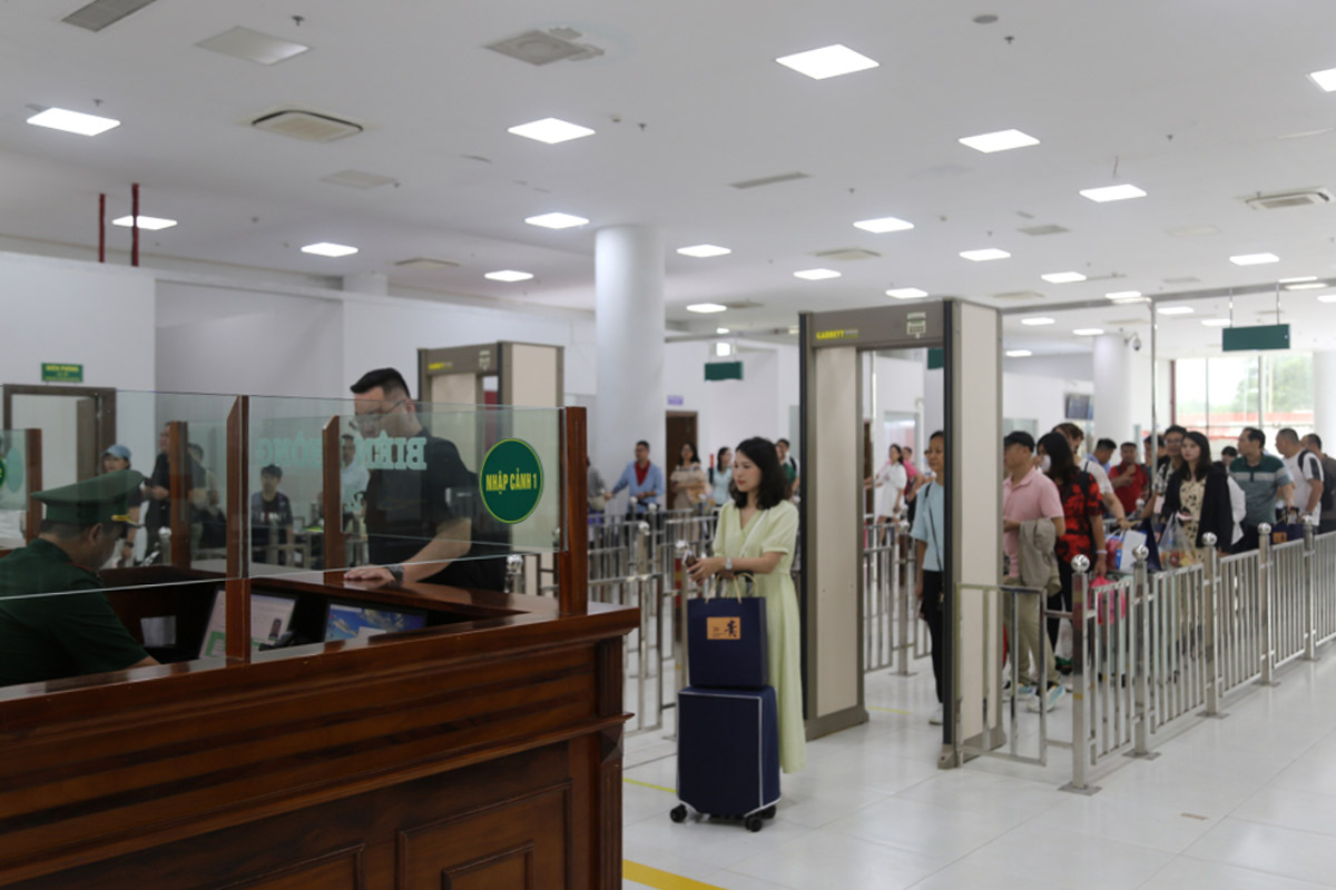 Làm thủ tục xuất nhập cảnh tại Cửa khẩu cầu Bắc Luân II, TP Móng Cái. Ảnh: Hữu Việt