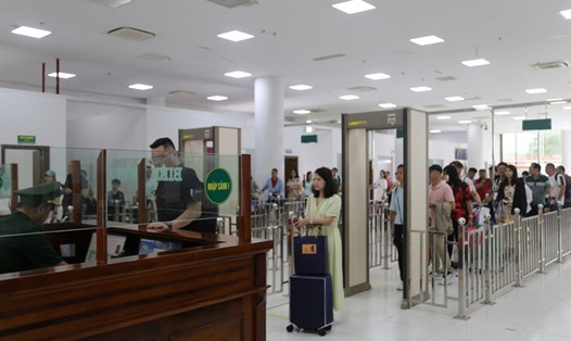 Làm thủ tục xuất nhập cảnh tại Cửa khẩu cầu Bắc Luân II, TP Móng Cái. Ảnh: Hữu Việt