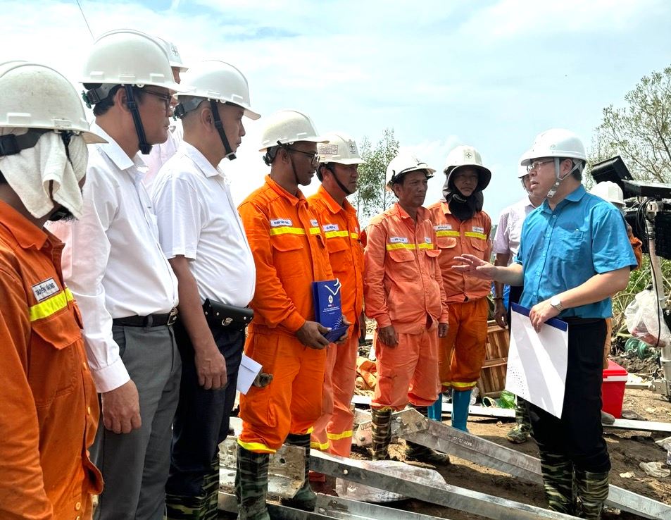 Chủ tịch Công đoàn Điện lực Việt Nam động viên người lao động thực hiện nhiệm vụ khắc phục hậu quả của bão lũ. Ảnh: Trung Hiểu
