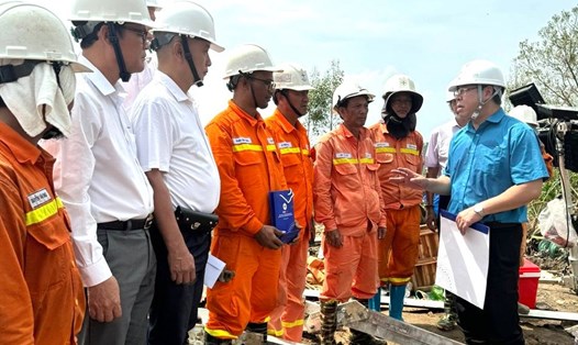 Chủ tịch Công đoàn Điện lực Việt Nam động viên người lao động thực hiện nhiệm vụ khắc phục hậu quả của bão lũ. Ảnh: Trung Hiểu