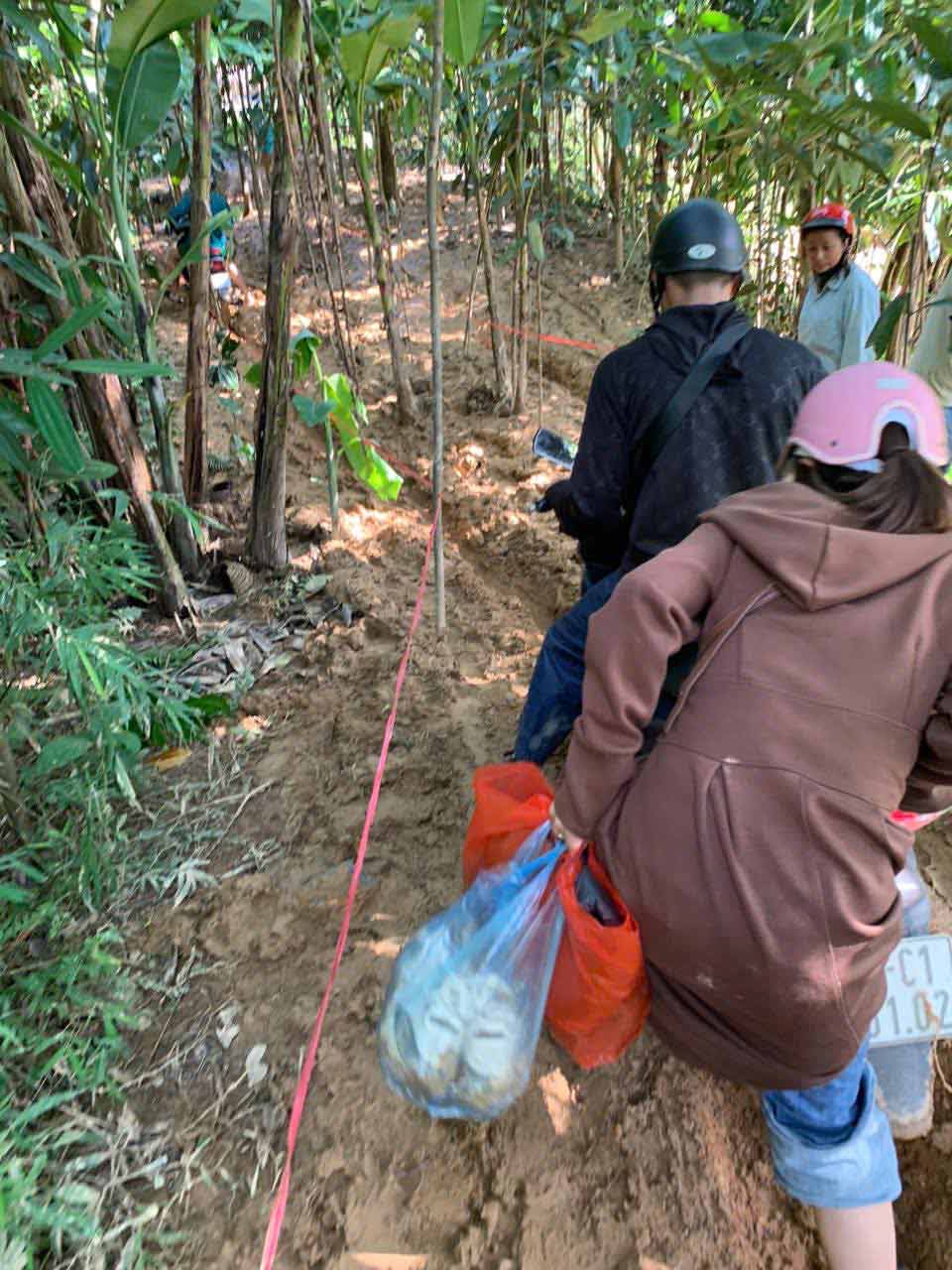 Duong di kho khan do anh huong cua mua lu, sat lo. Anh: NVCC