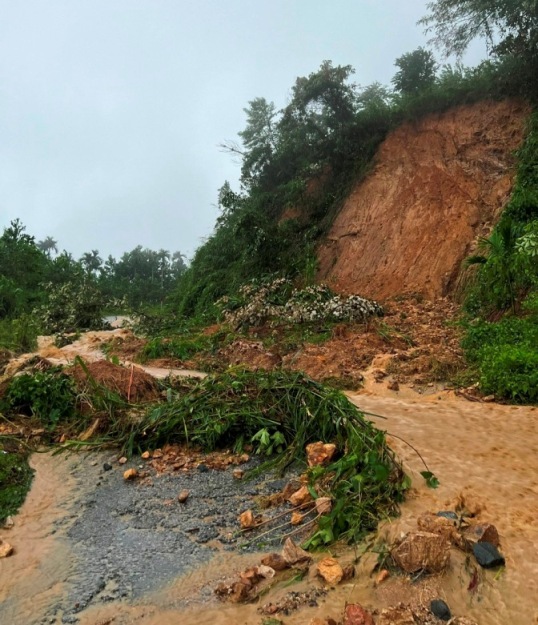 Sat lo nui vui lap duong giao thong o huyen Son Tay, tinh Quang Ngai vao nam 2023. Anh: Truong Giang