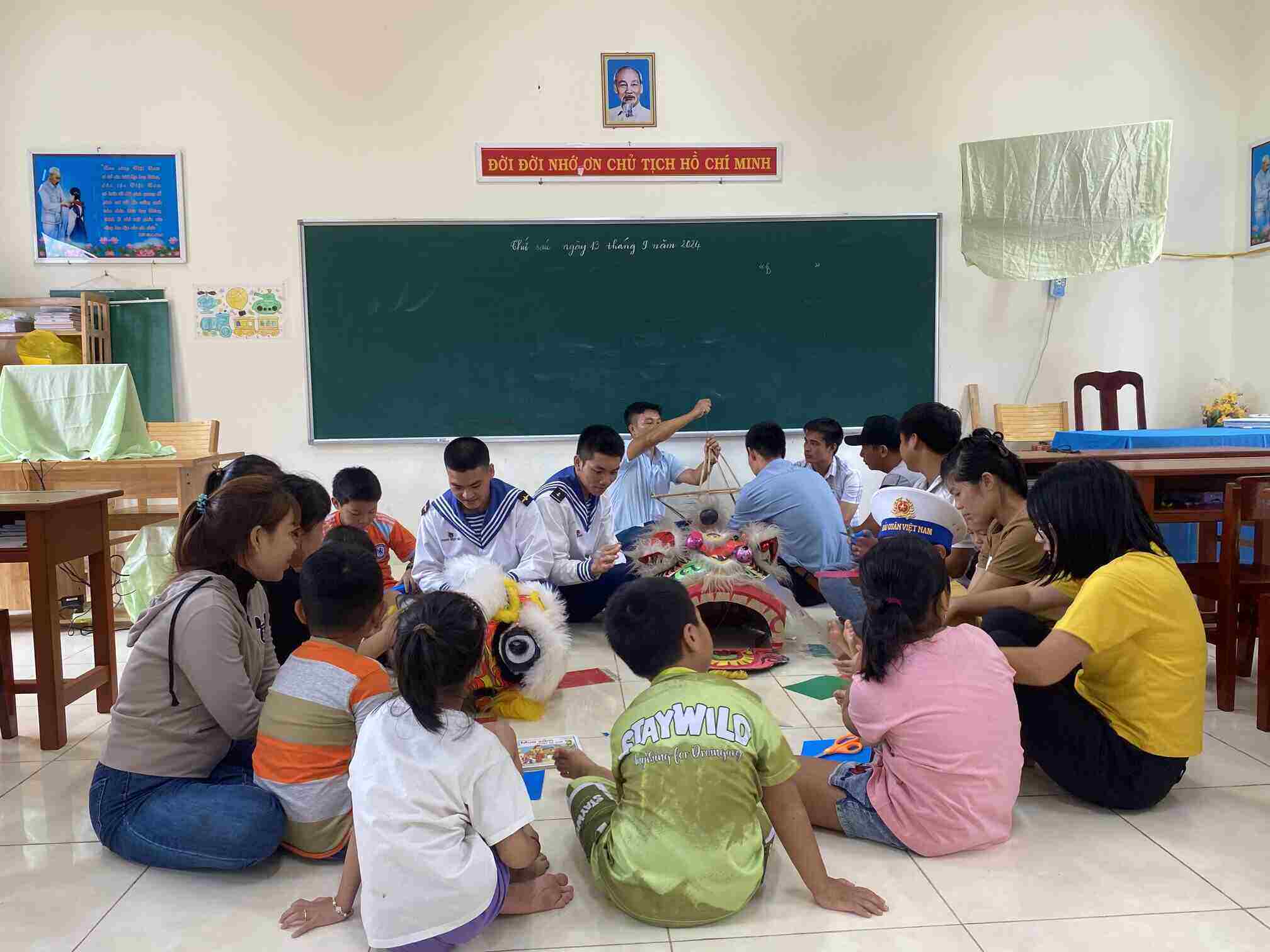 Thiếu nhi huyện Trường Sa vui Tết Trung thu. Ảnh: Hải quân
