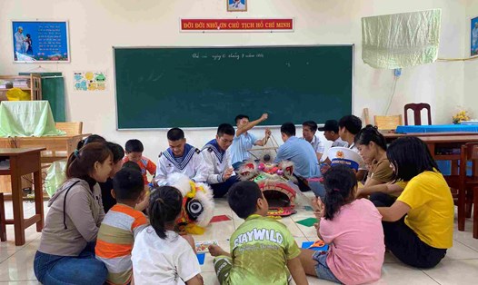 Thiếu nhi huyện Trường Sa vui Tết Trung thu. Ảnh: Hải quân
