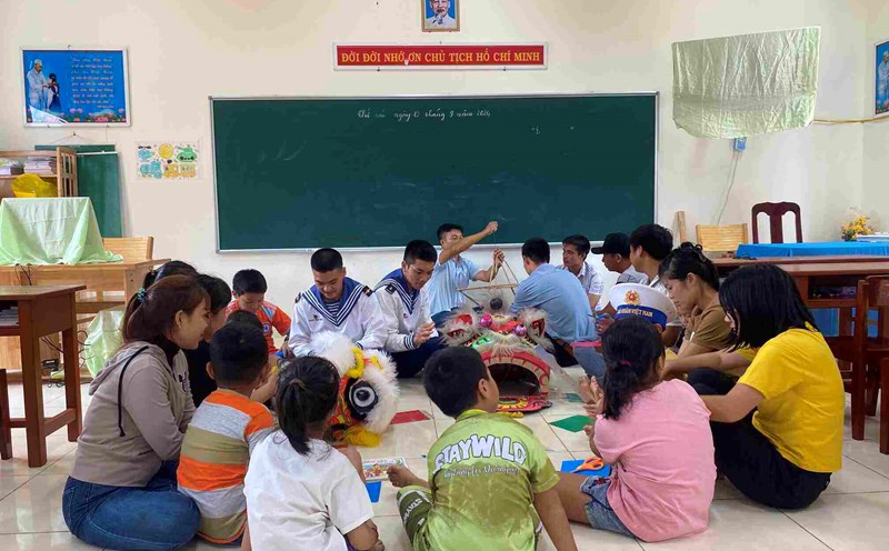 Thiếu nhi huyện Trường Sa vui Tết Trung thu. Ảnh: Hải quân